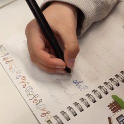 Тайната за детския почерк: Как писането формира мозъка на децата